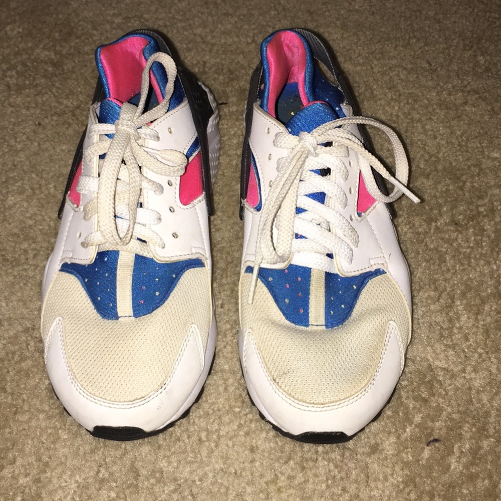 White, pink and white huaraches Nike sneakers